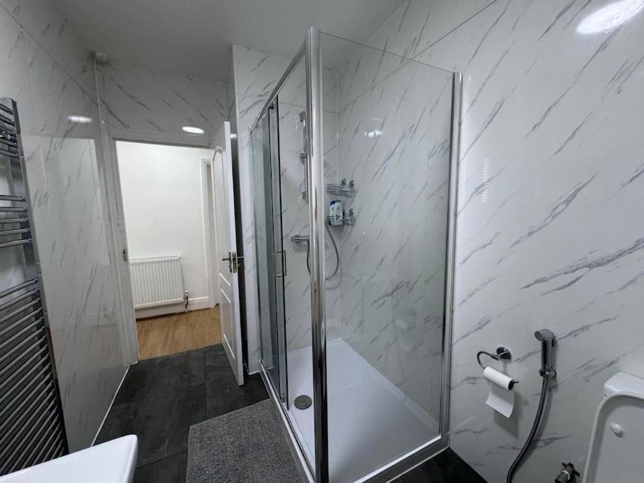 Elegant Living, 3 Bedroom Modern House *