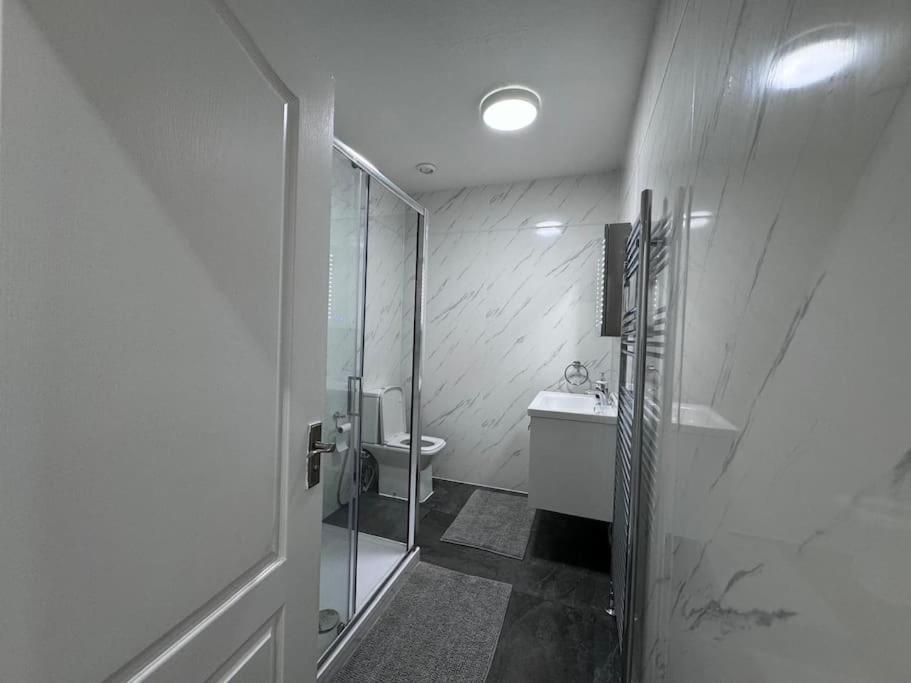 Elegant Living, 3 Bedroom Modern House