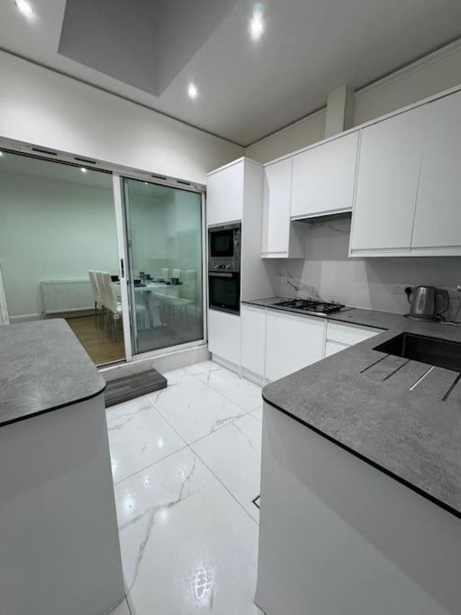 Holiday home Elegant Living, 3 Bedroom Modern House