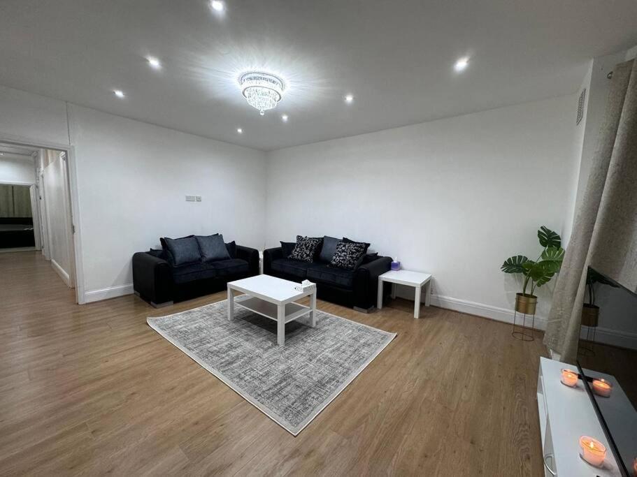 Elegant Living, 3 Bedroom Modern House