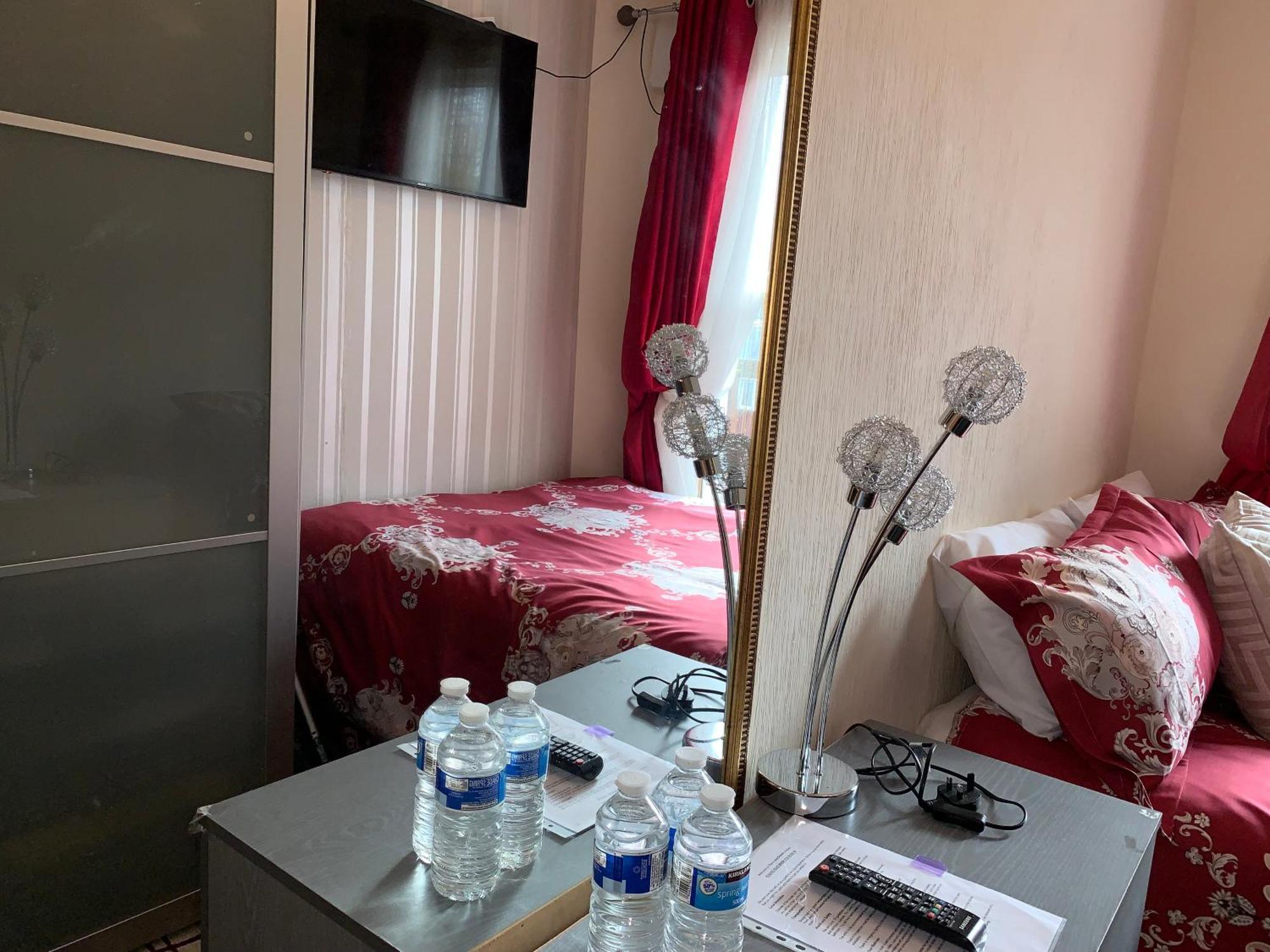 Superbly Furnished In Quarto em Acomodações Particulares