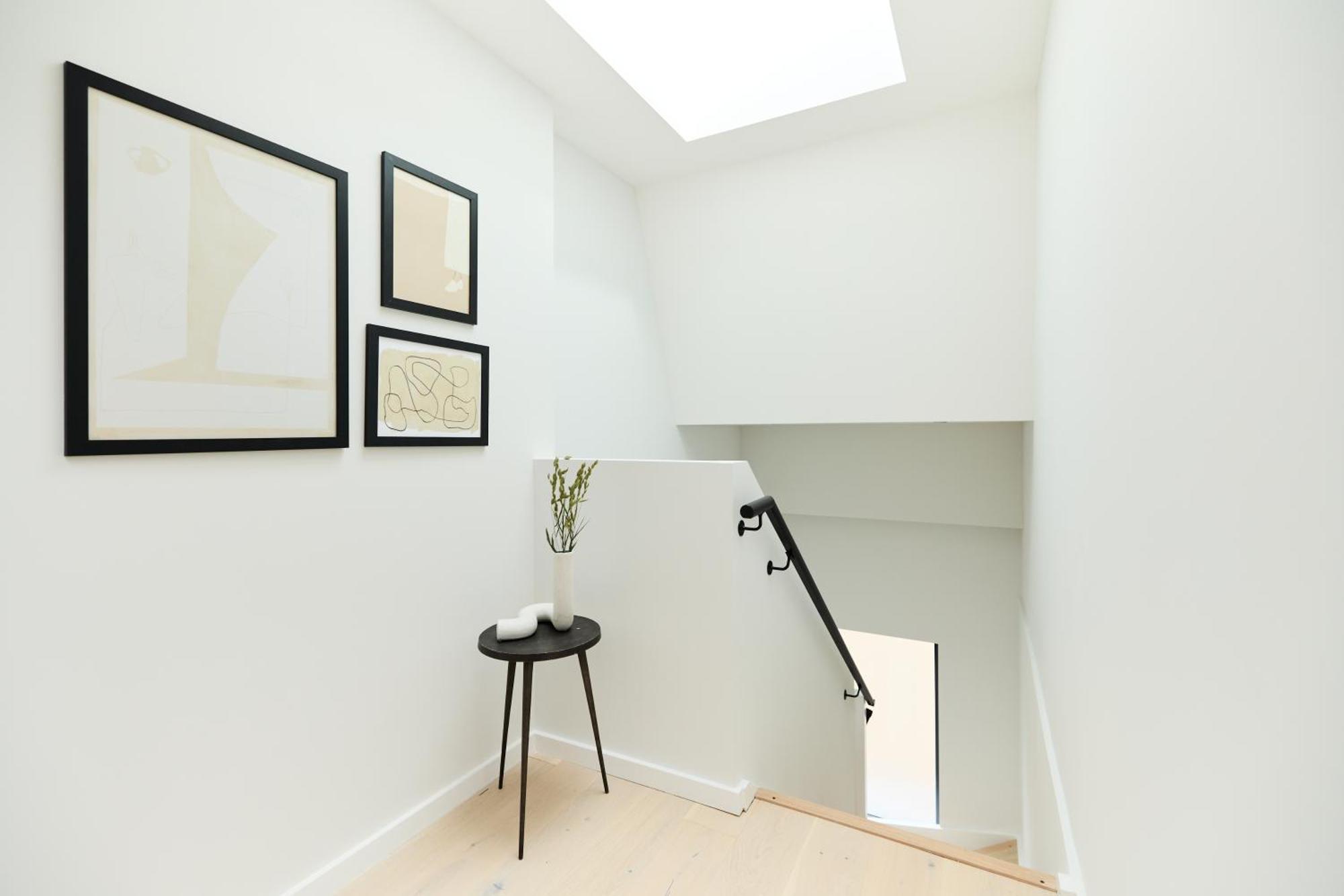 The Brondesbury Hideaway - Stylish 3bdr Flat With Balcony & Parking *