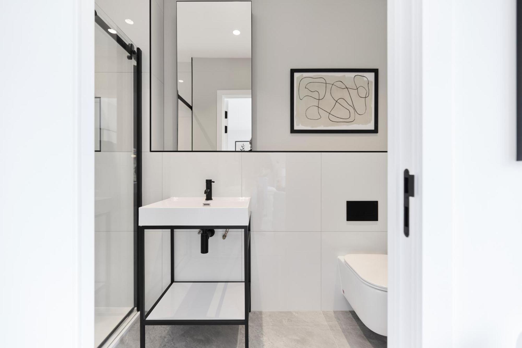 The Brondesbury Hideaway - Stylish 3bdr Flat With Balcony & Parking *