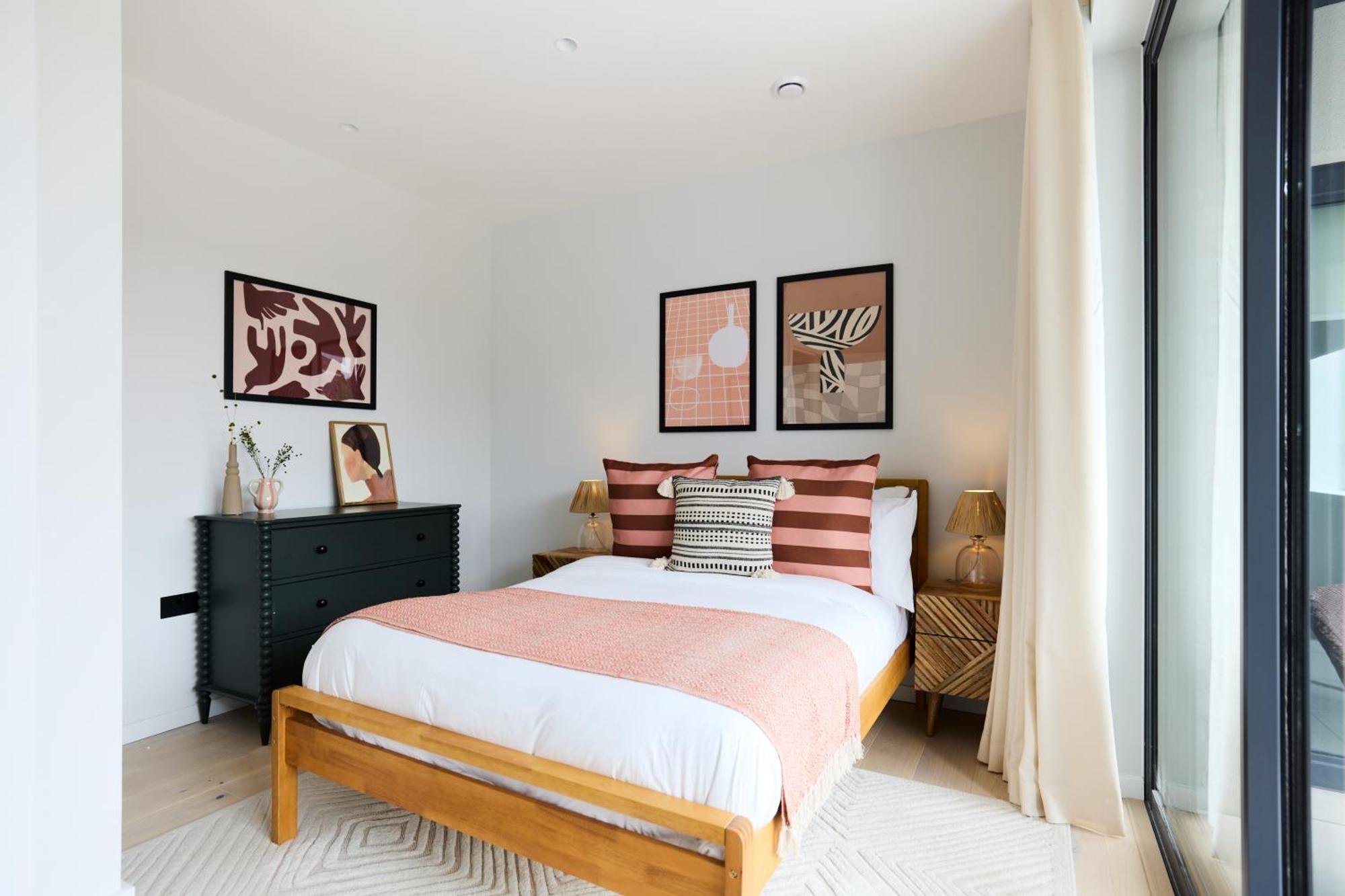 The Brondesbury Hideaway - Stylish 3bdr Flat With Balcony & Parking