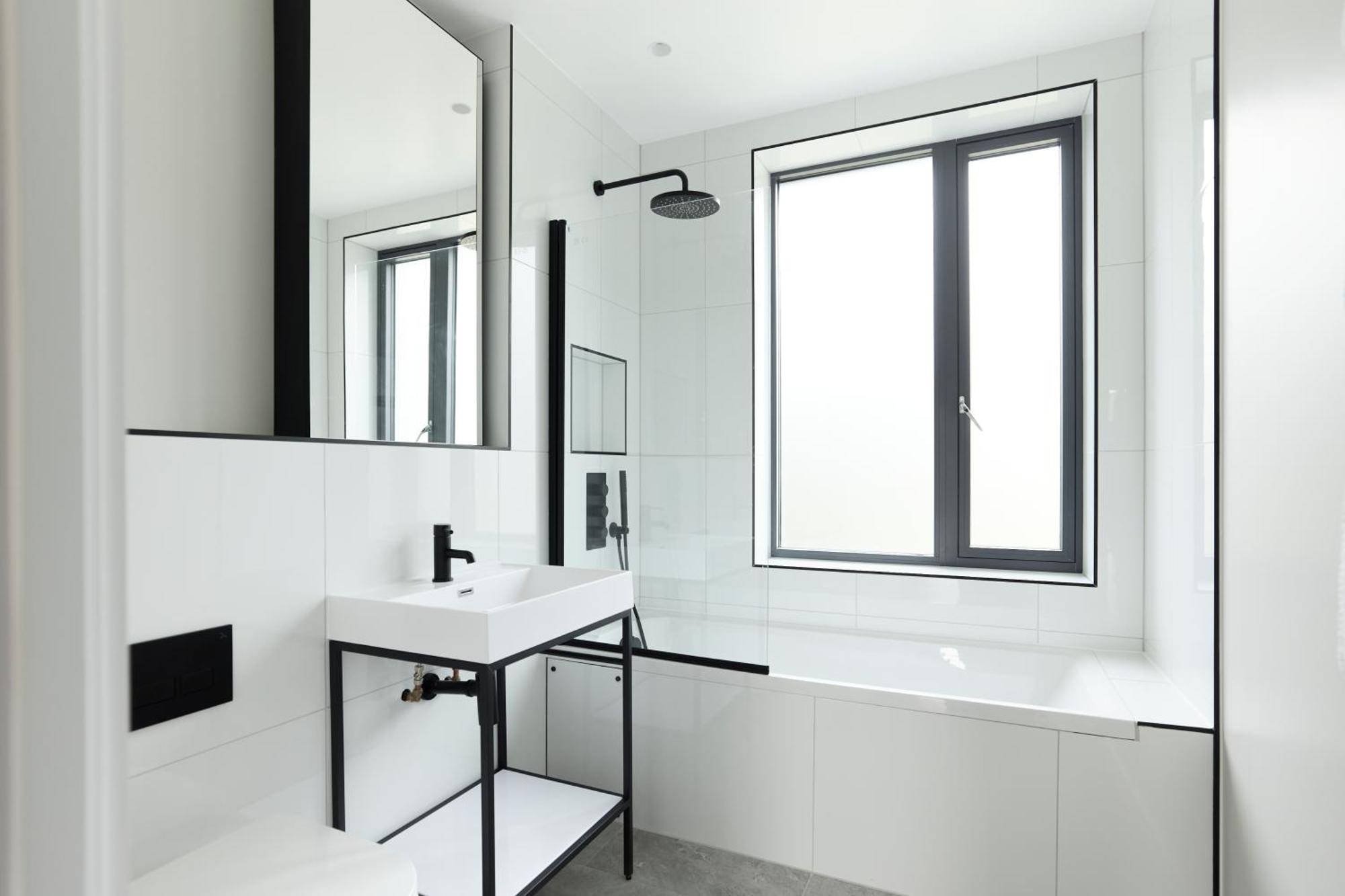 The Brondesbury Hideaway - Stylish 3bdr Flat With Balcony & Parking *
