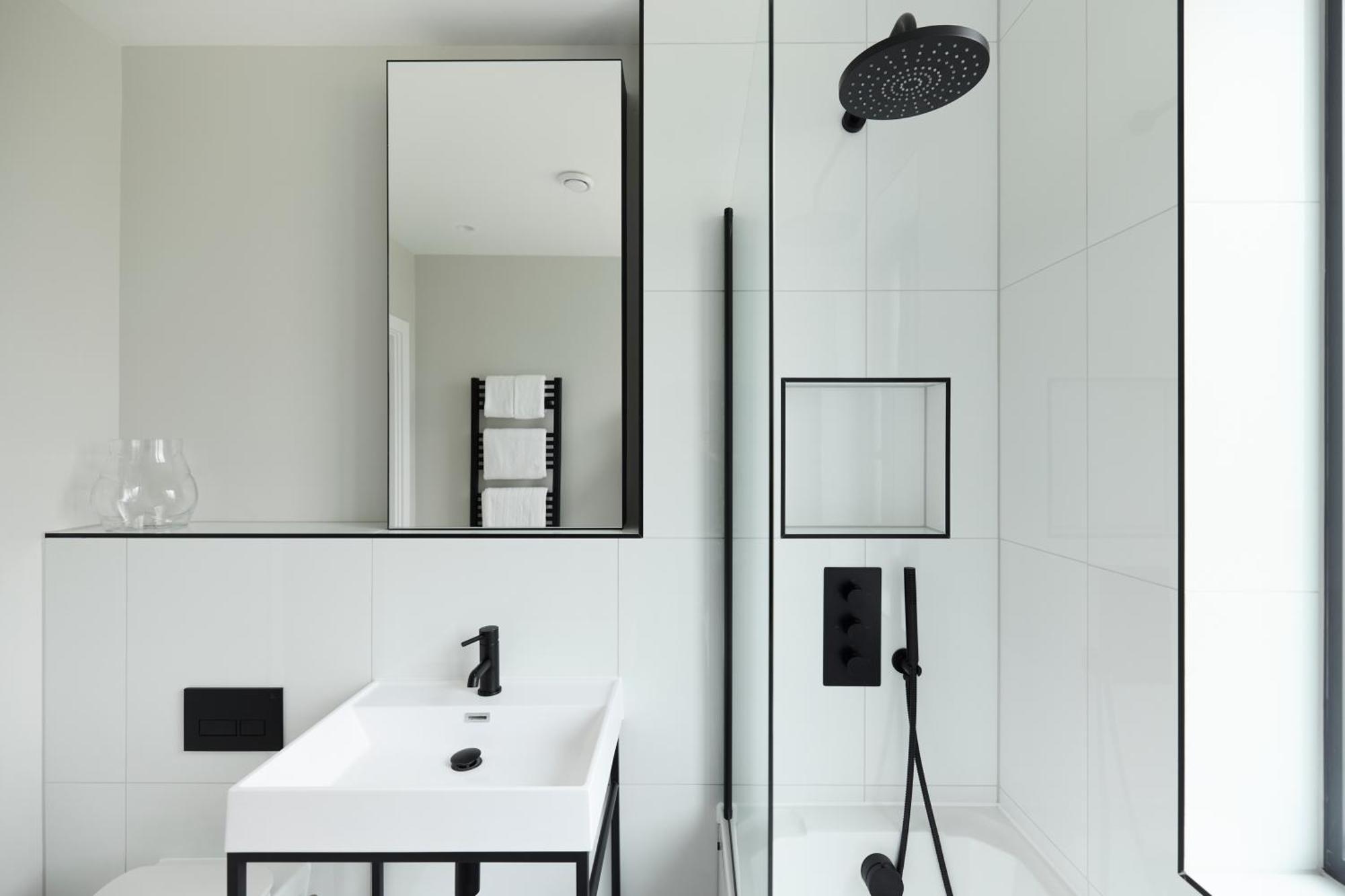 The Brondesbury Hideaway - Stylish 3bdr Flat With Balcony & Parking *