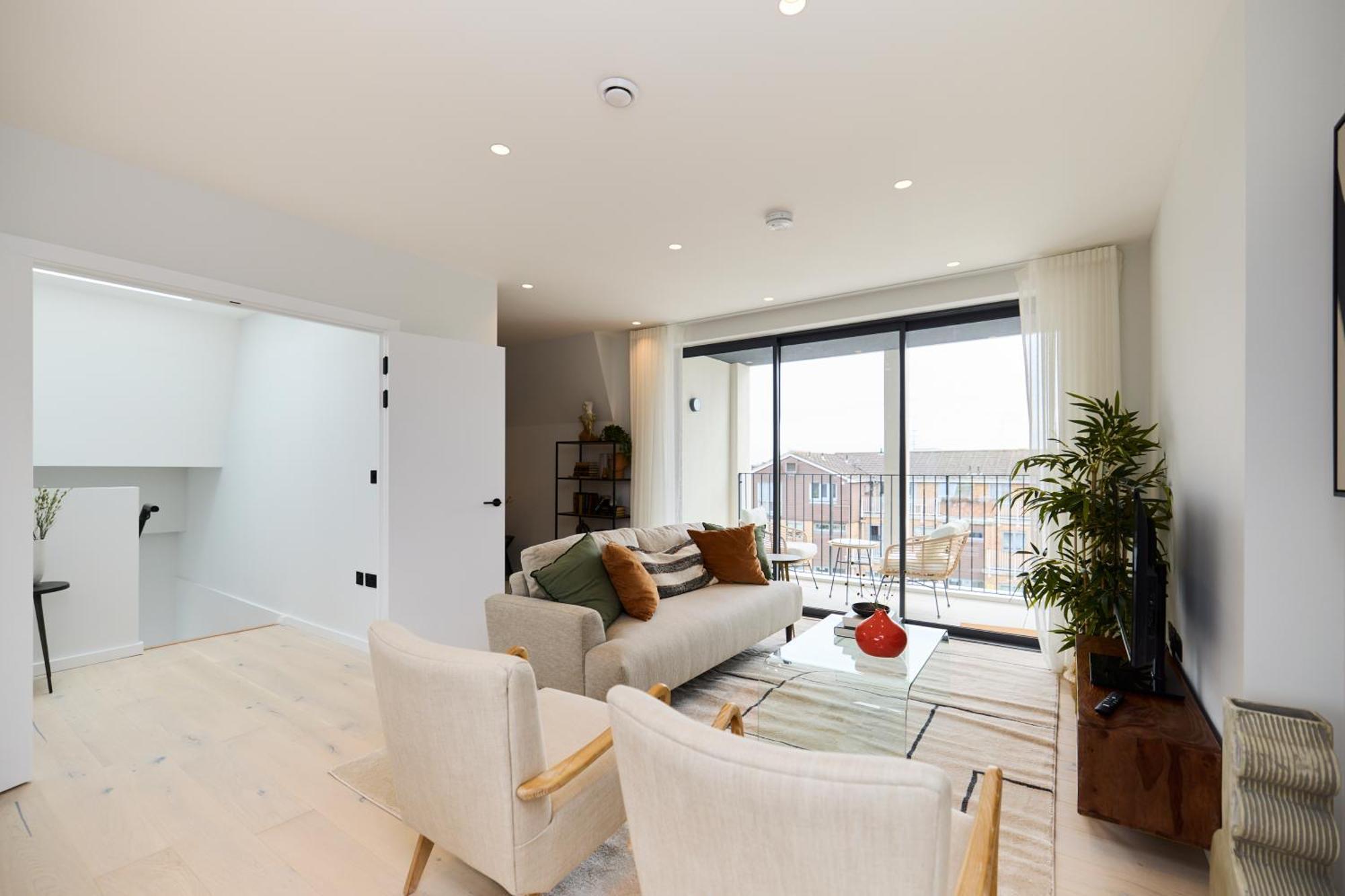 The Brondesbury Hideaway - Stylish 3bdr Flat With Balcony & Parking *