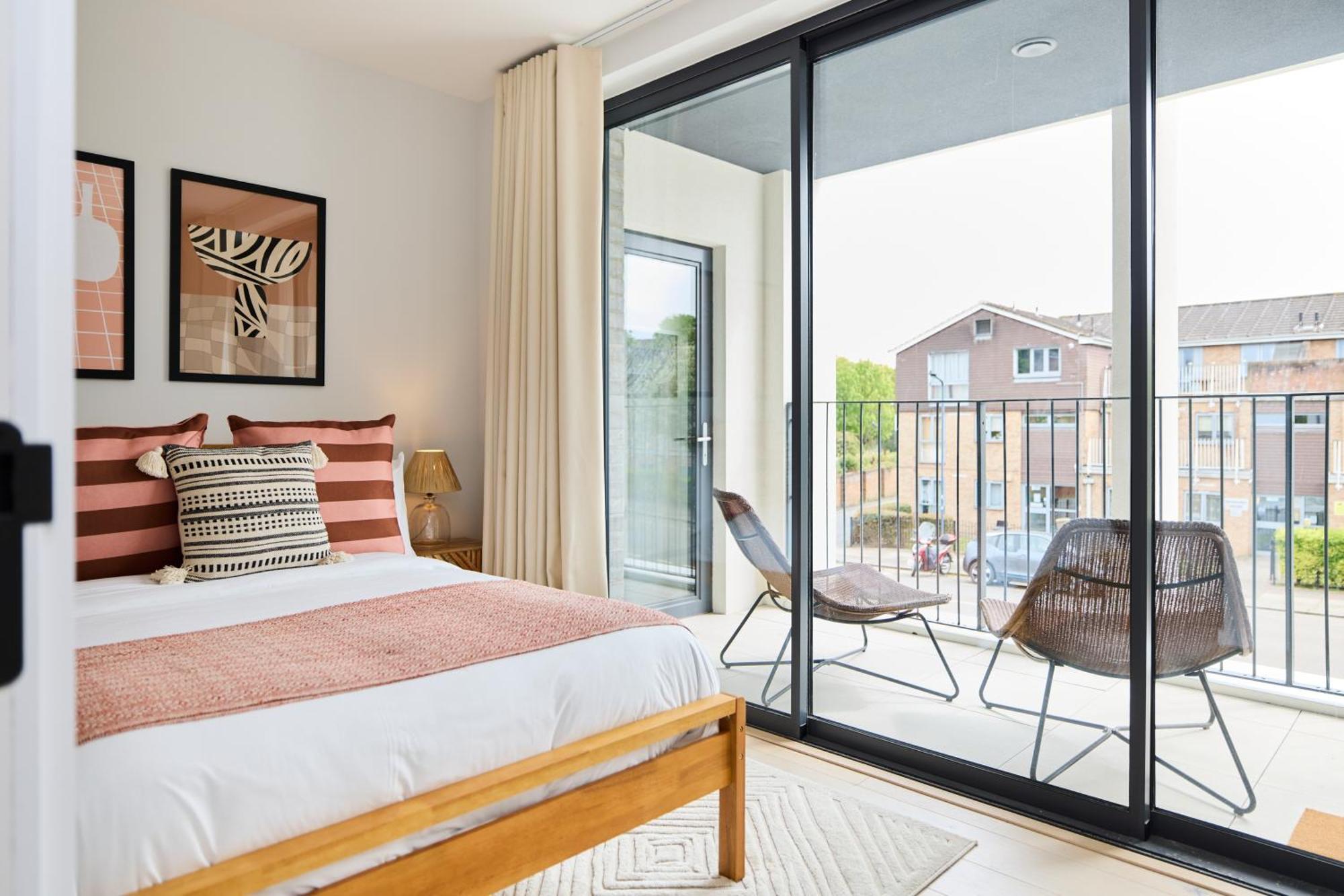 Apartamento The Brondesbury Hideaway - Stylish 3bdr Flat With Balcony & Parking