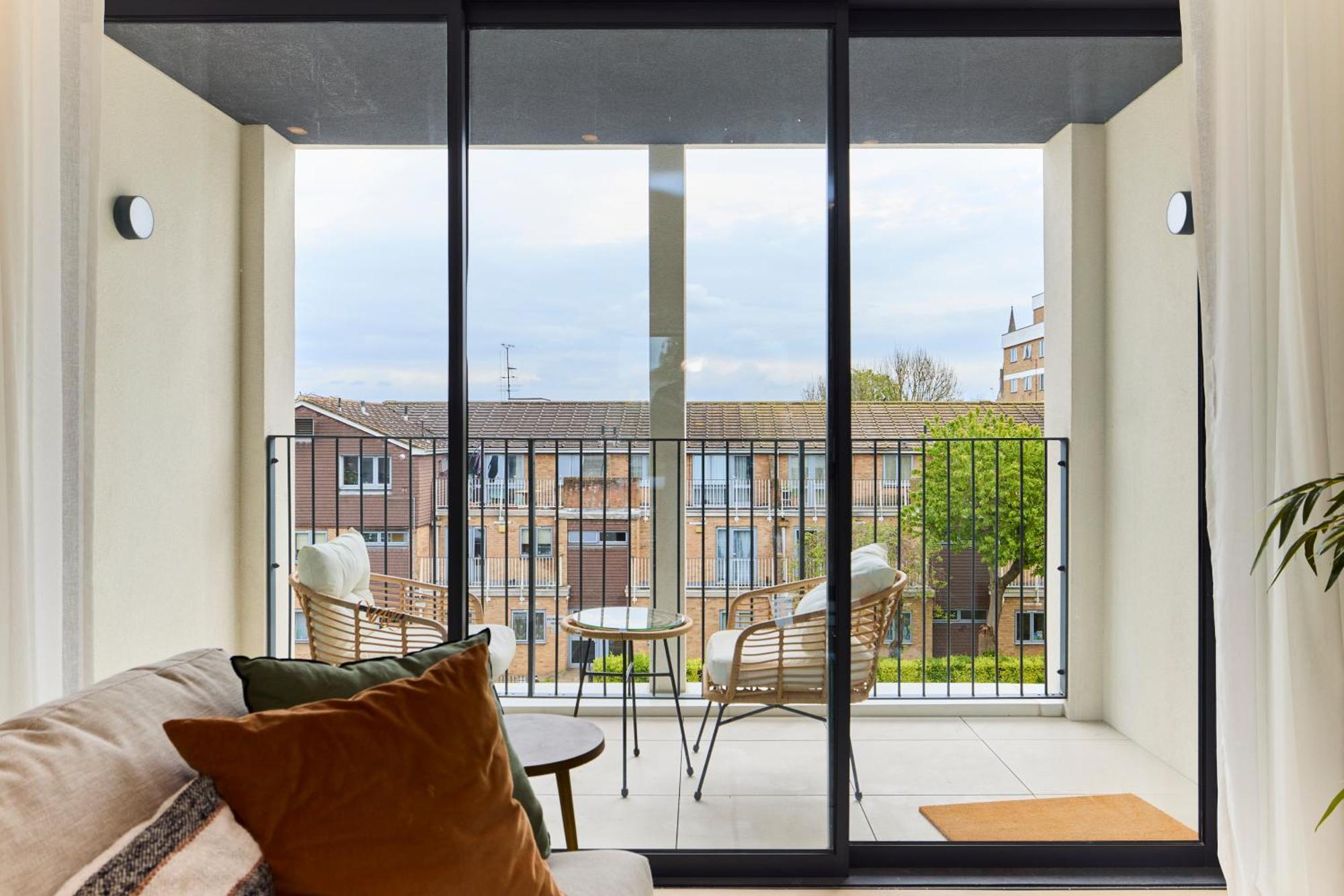 The Brondesbury Hideaway - Stylish 3bdr Flat With Balcony & Parking Apartamento *