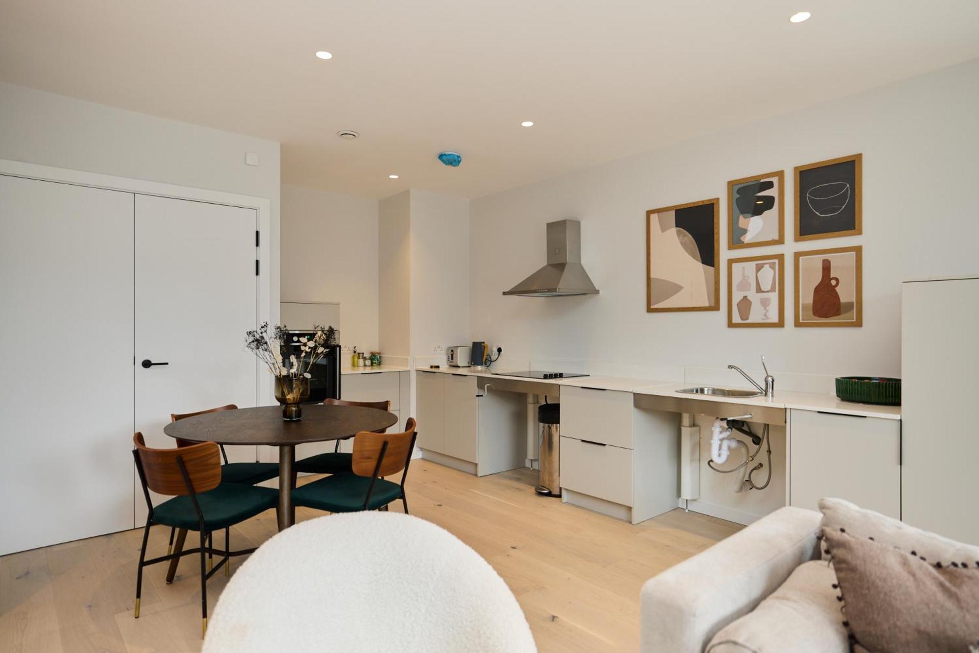 The Brondesbury Escape - Cosy 1bdr Flat With Balcony & Parking *