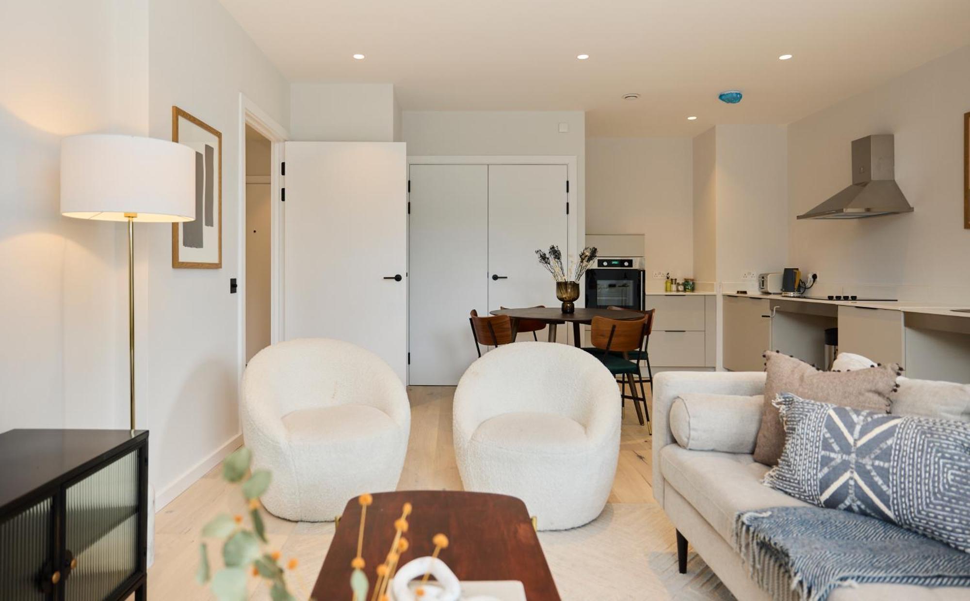 The Brondesbury Escape - Cosy 1bdr Flat With Balcony & Parking