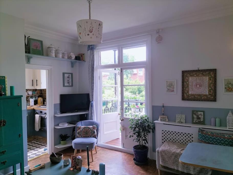 Charming With Balcony Apartamento