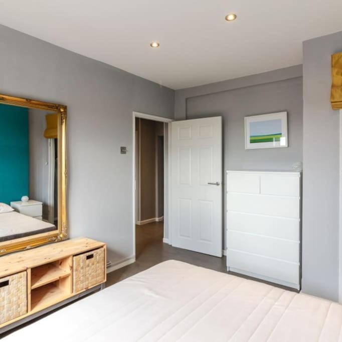 Floor 1 Bedroom With Views Over Apartment London