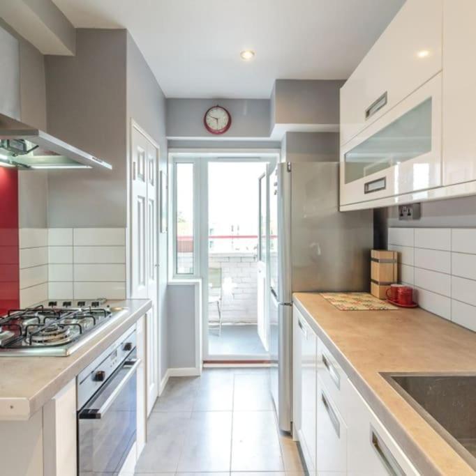 Floor 1 Bedroom With Views Over Apartment *