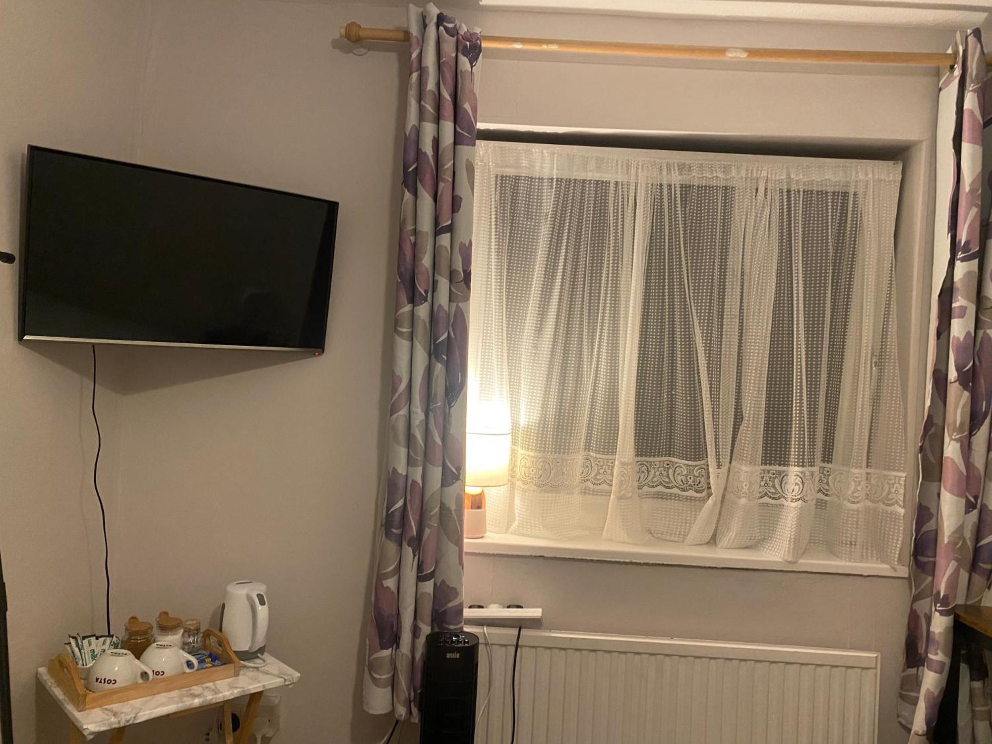 One Double Bedroom In A Shared Apartamento *