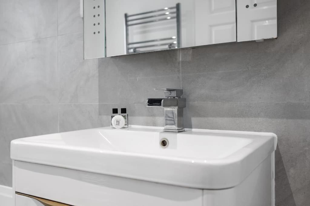 3-bedroom Short Term & Flexible Renting Limehouse With Free Wifi & Free Parking Appartement