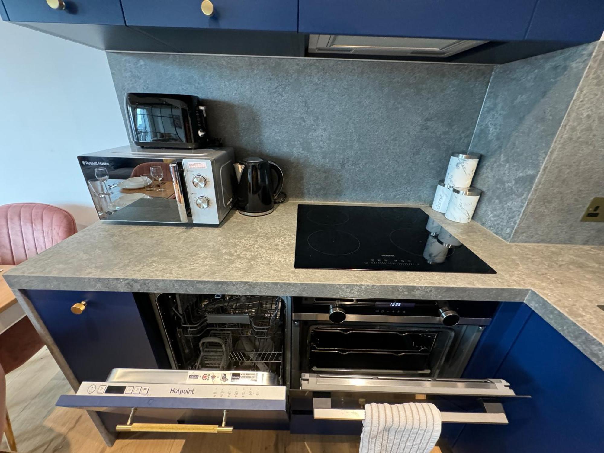 Luxury Flat With Balcony, River View, O2 Arena, Excel, Canary Wharf, Station *