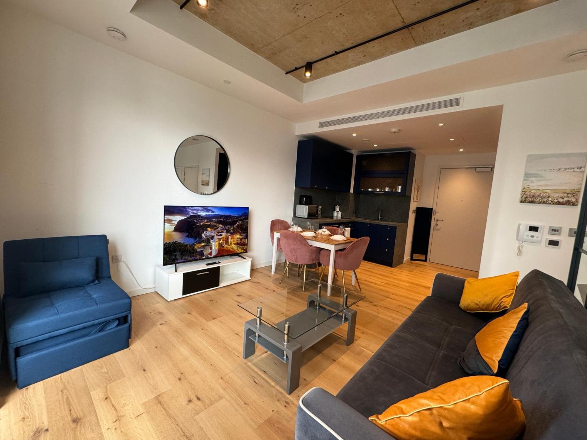 Luxury Flat With Balcony, River View, O2 Arena, Excel, Canary Wharf, Station *