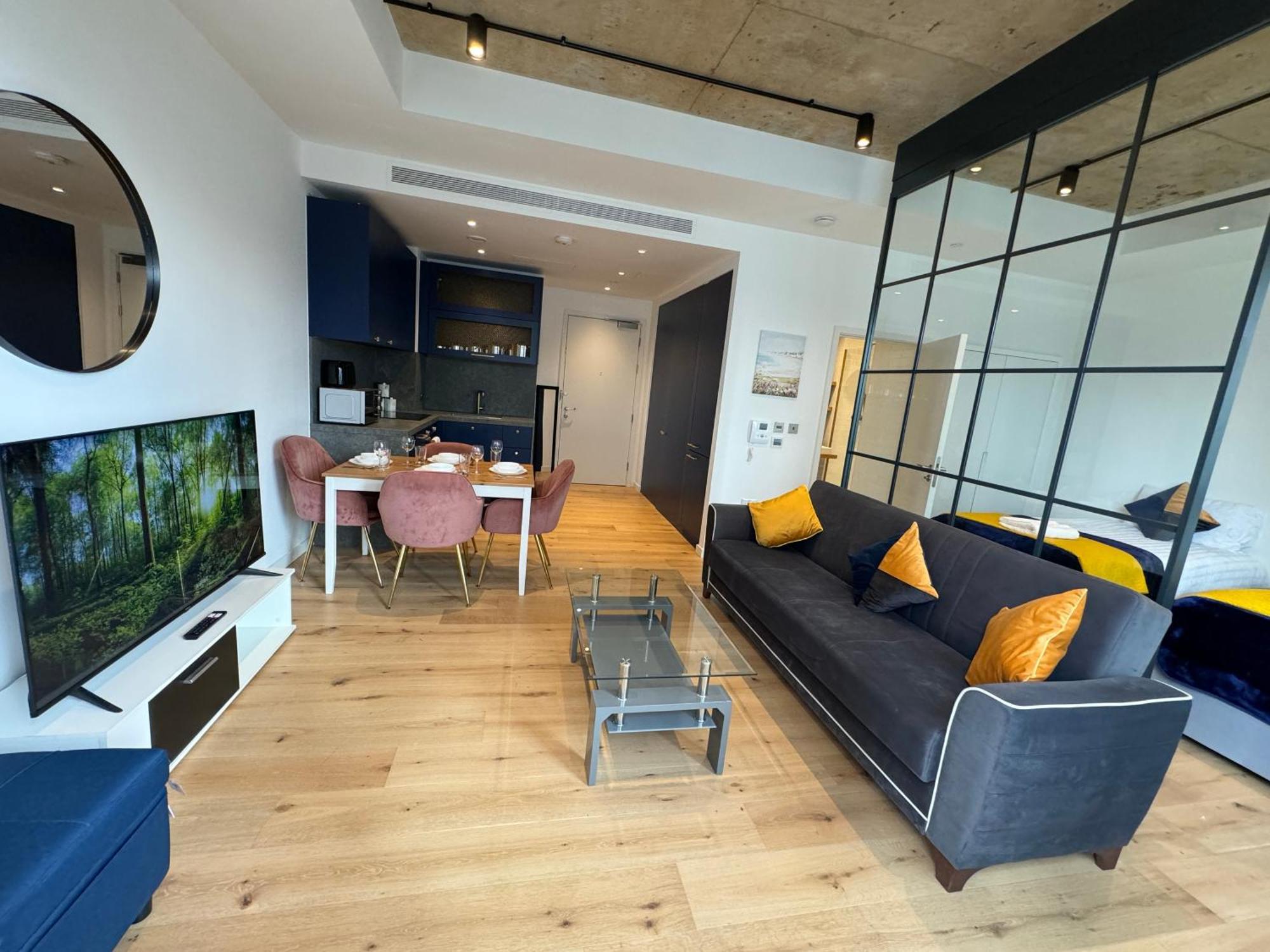 Luxury Flat With Balcony, River View, O2 Arena, Excel, Canary Wharf, Station *