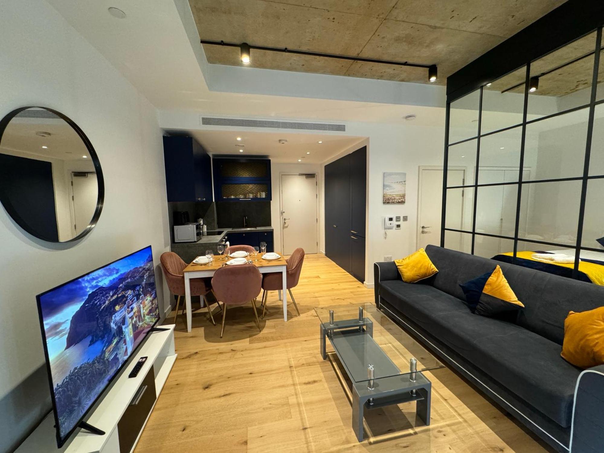 Luxury Flat With Balcony, River View, O2 Arena, Excel, Canary Wharf, Station