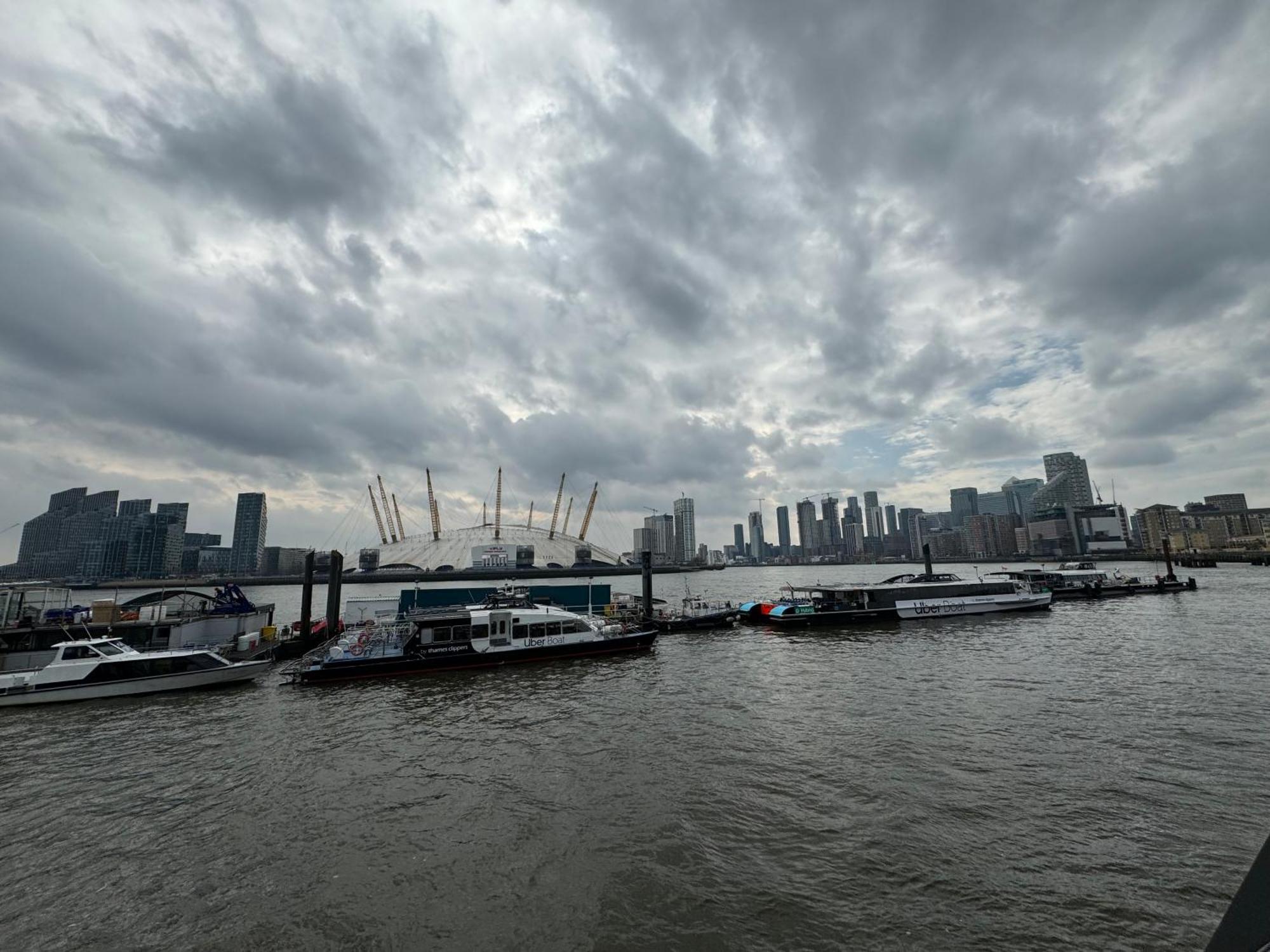 Luxury Flat With Balcony, River View, O2 Arena, Excel, Canary Wharf, Station