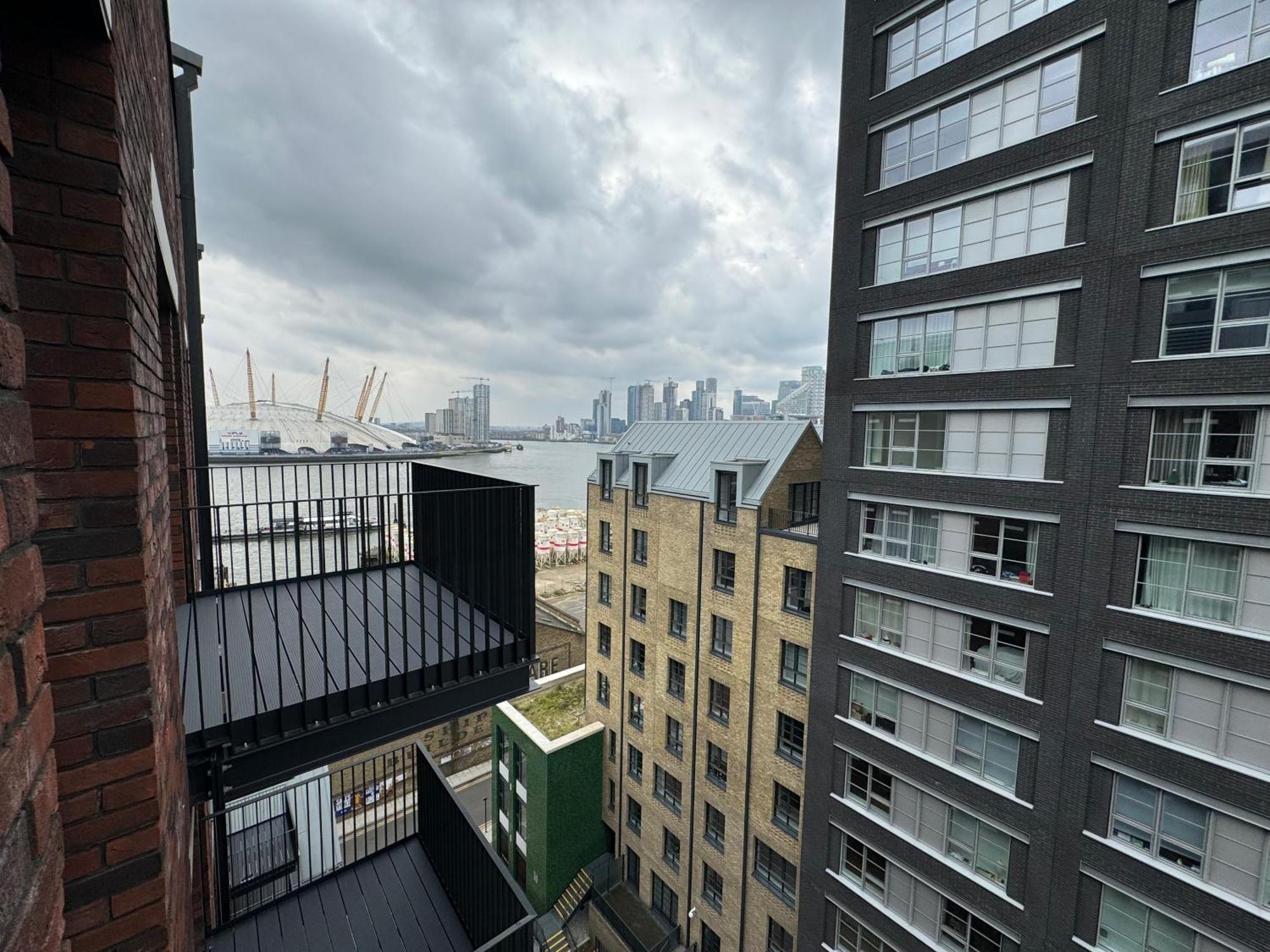 Luxury Flat With Balcony, River View, O2 Arena, Excel, Canary Wharf, Station *