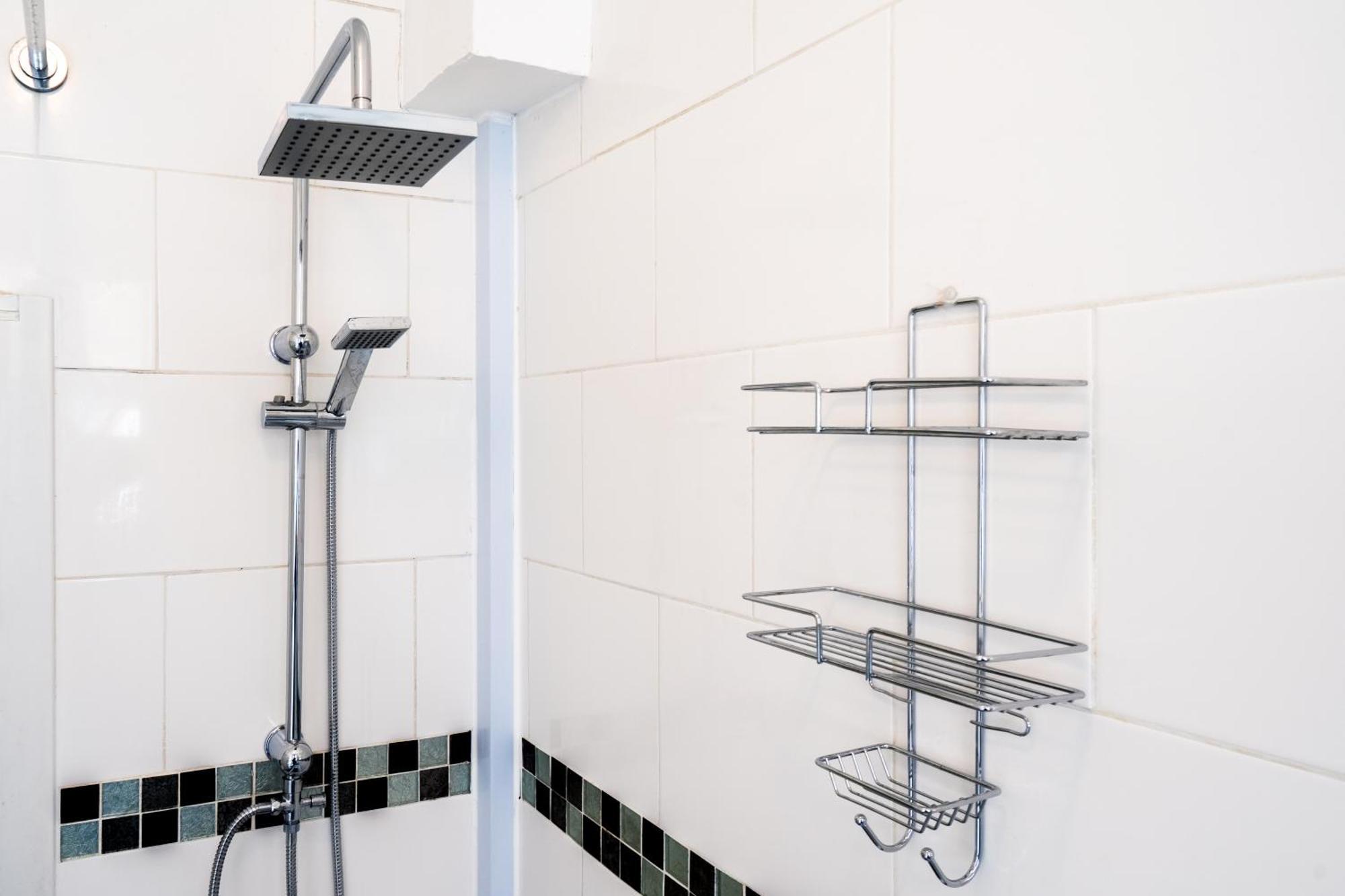Modern 3 Bedroom In Wimbeldon Park Apartment *