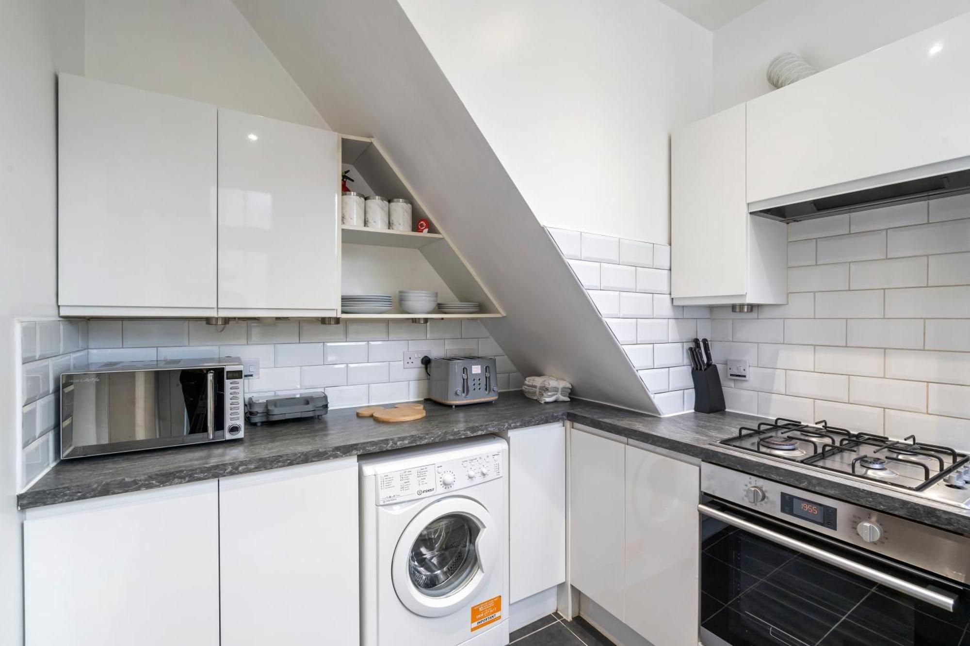 Modern 3 Bedroom In Wimbeldon Park Apartment *
