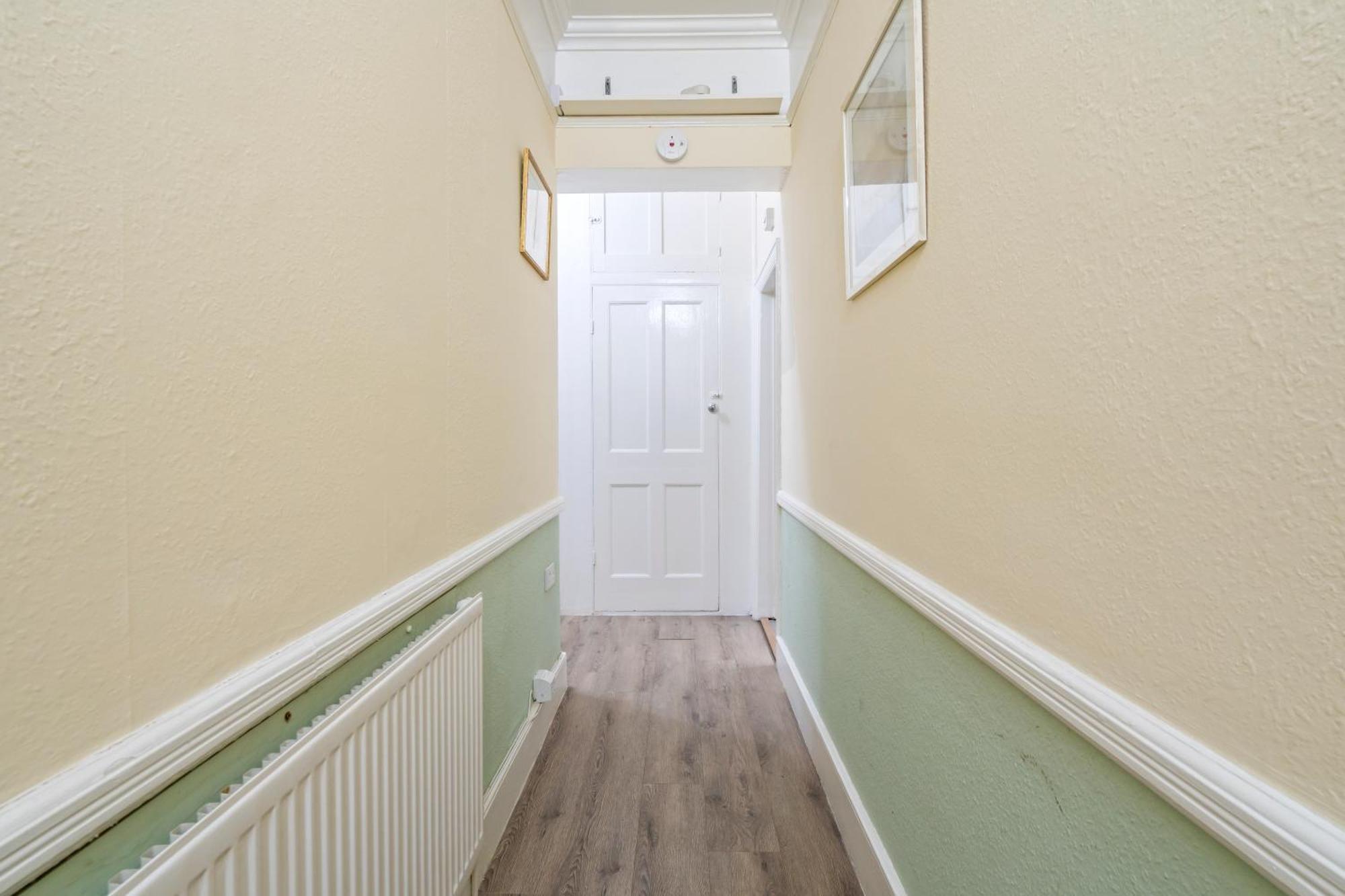 Modern 3 Bedroom In Wimbeldon Park Apartment *