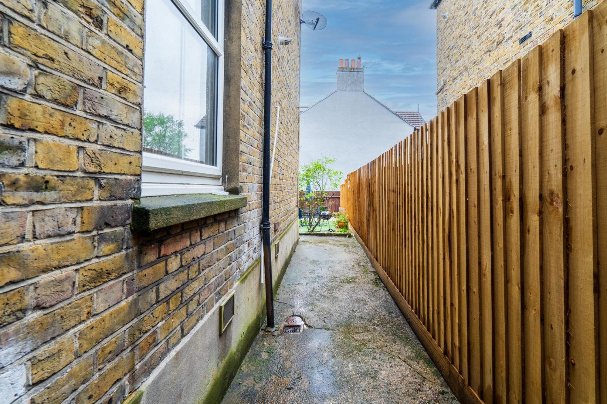 Modern 3 Bedroom In Wimbeldon Park Apartment London