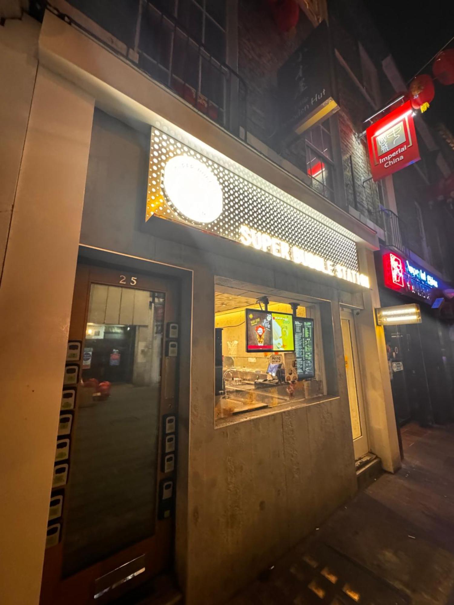 Not Very Quiet But Location * Londres