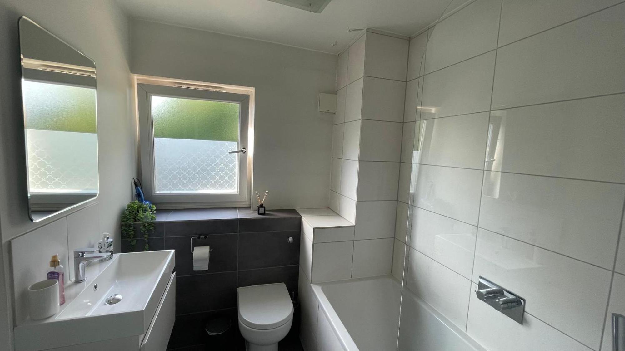 Cosy Flat For 4, Family Friendly, Private Parking, Close To Apartment *