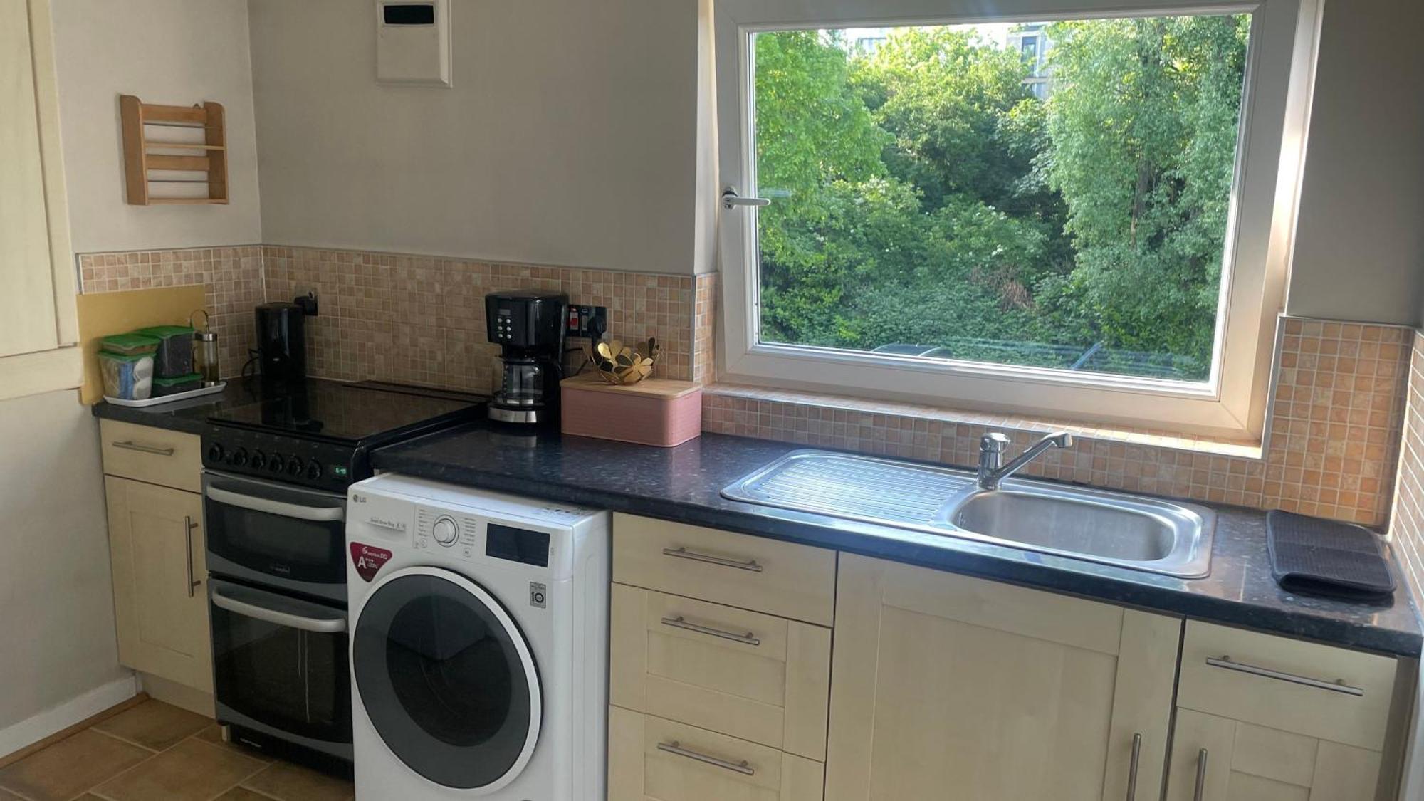 Cosy Flat For 4, Family Friendly, Private Parking, Close To