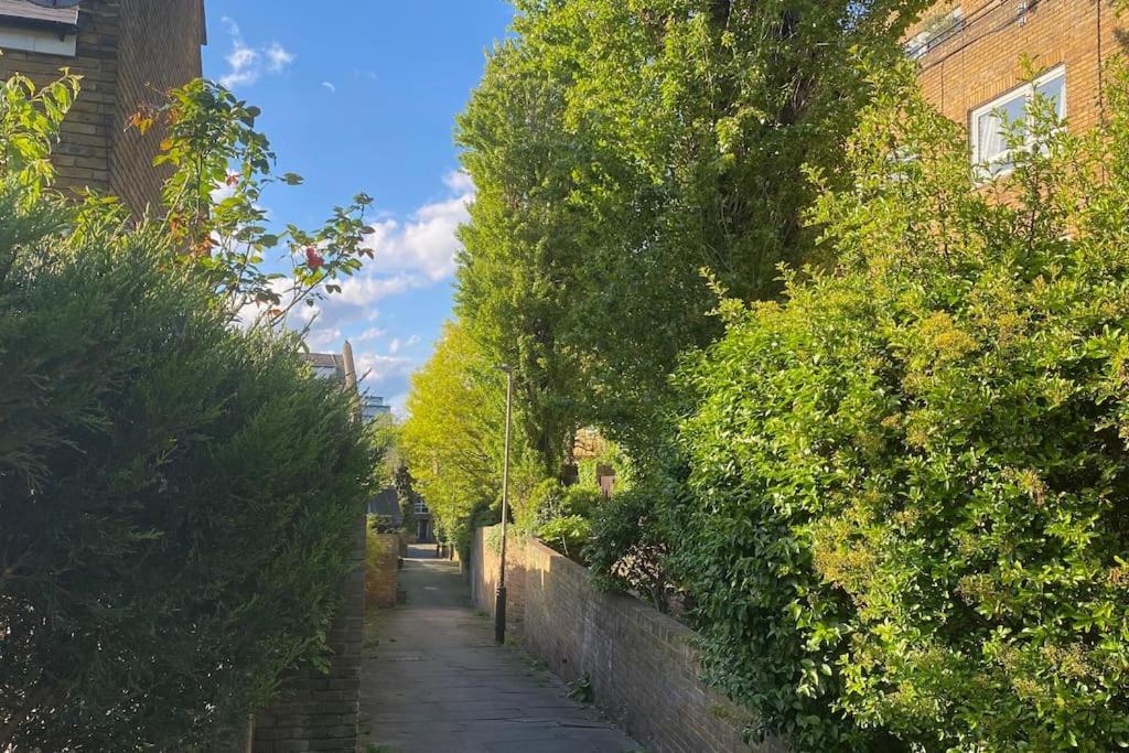 Cosy Flat For 4, Family Friendly, Private Parking, Close To