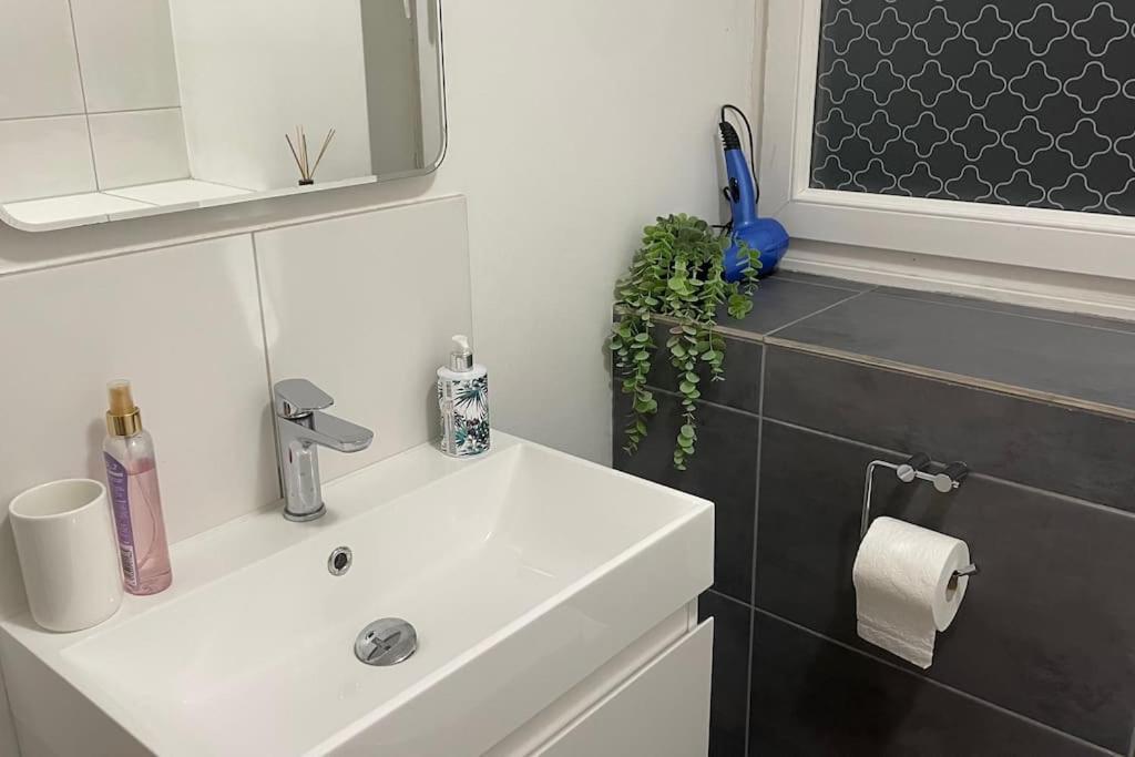 Cosy Flat For 4, Family Friendly, Private Parking, Close To Appartement