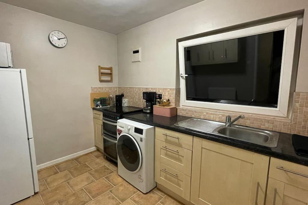 Cosy Flat For 4, Family Friendly, Private Parking, Close To Appartement *