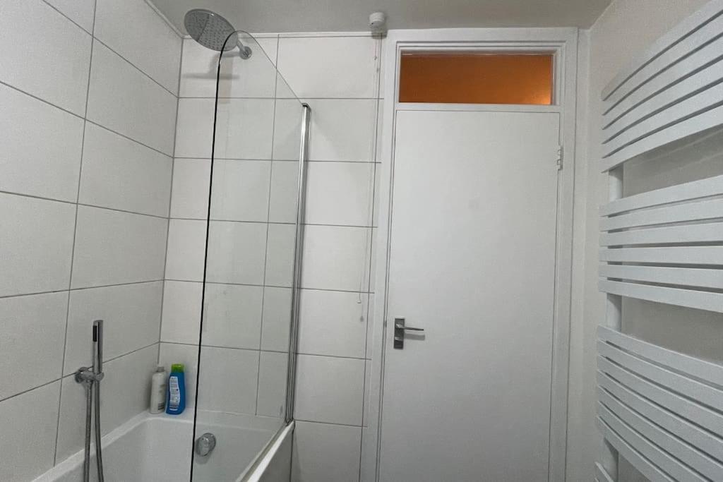 Cosy Flat For 4, Family Friendly, Private Parking, Close To Appartement Londen