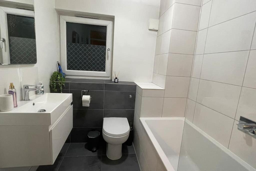 Cosy Flat For 4, Family Friendly, Private Parking, Close To * Londen