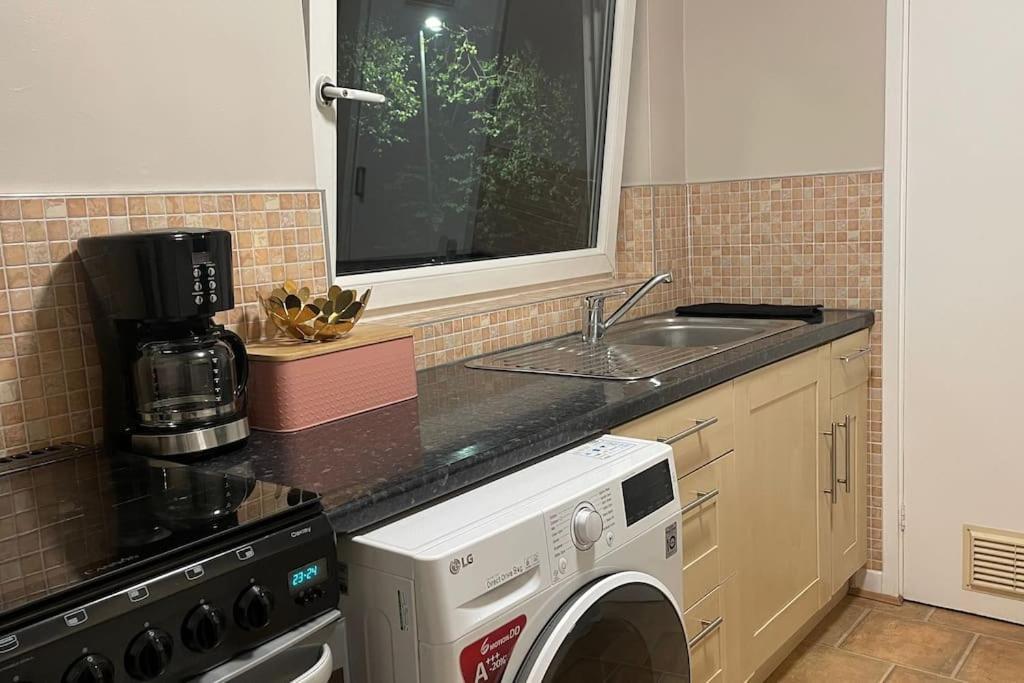 Appartement Cosy Flat For 4, Family Friendly, Private Parking, Close To