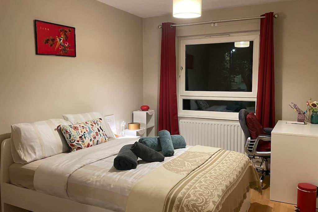Cosy Flat For 4, Family Friendly, Private Parking, Close To Apartment *