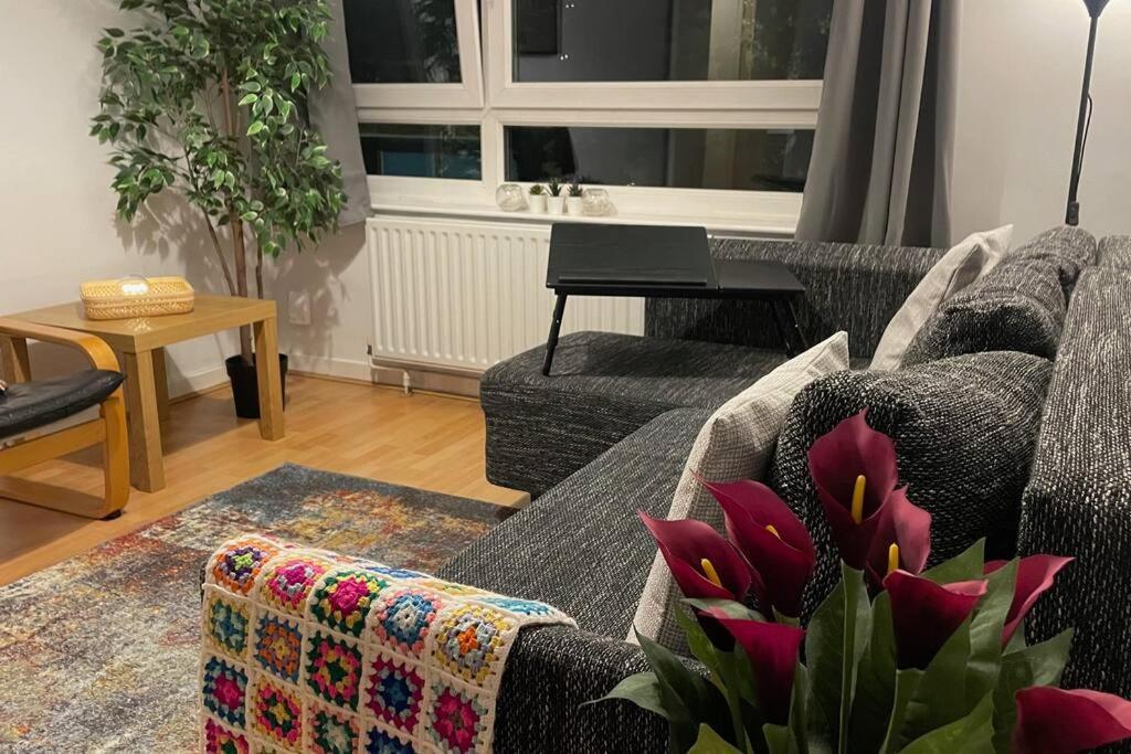 Cosy Flat For 4, Family Friendly, Private Parking, Close To Apartment London