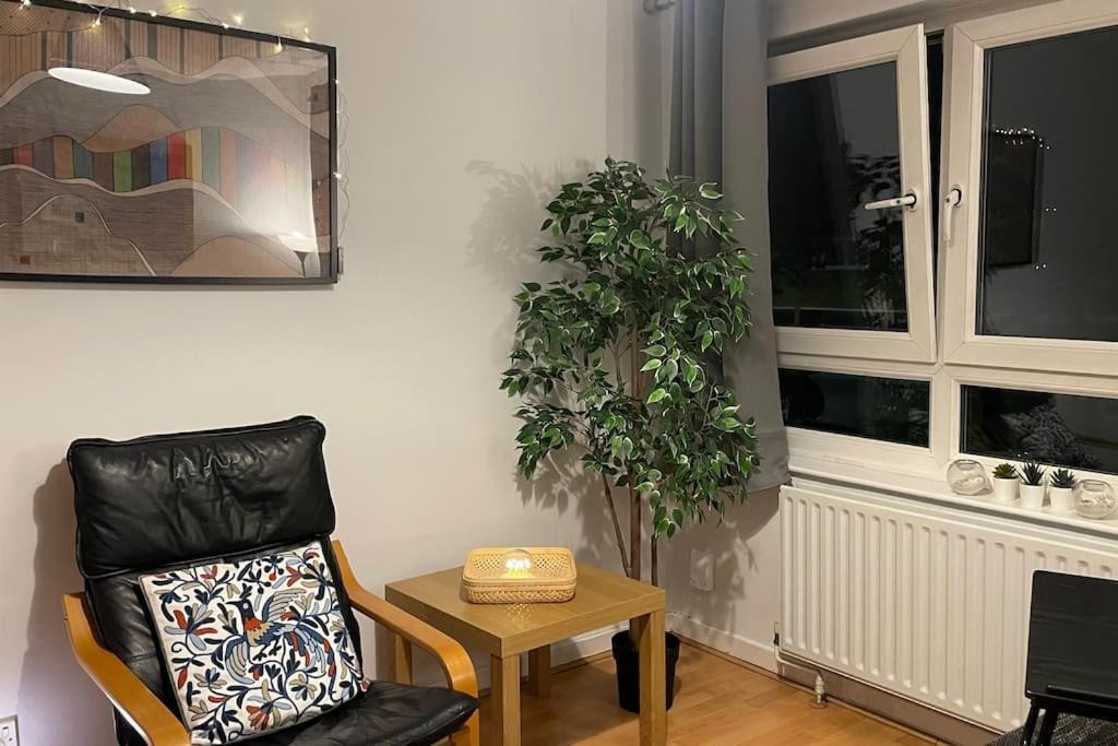 Cosy Flat For 4, Family Friendly, Private Parking, Close To Londen