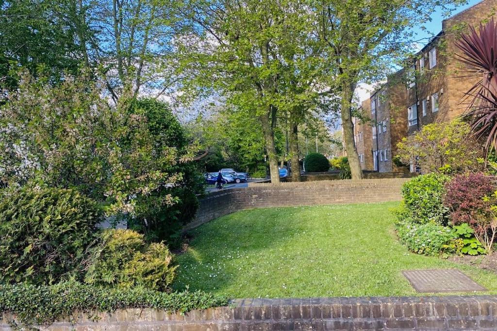 Apartment Cosy Flat For 4, Family Friendly, Private Parking, Close To