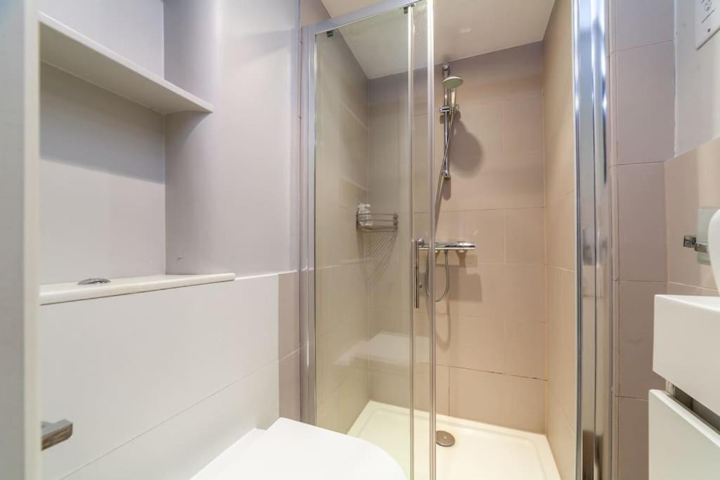 Prime Location - Stylish In Barons Court Appartement Londres