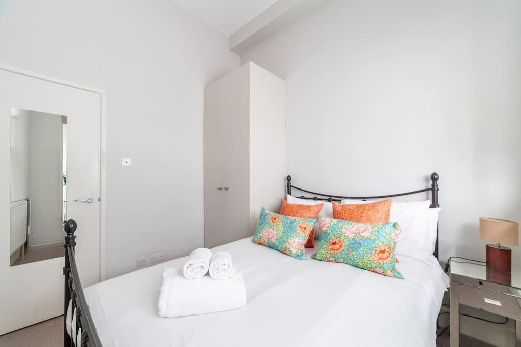 Prime Location - Stylish In Barons Court * Londres
