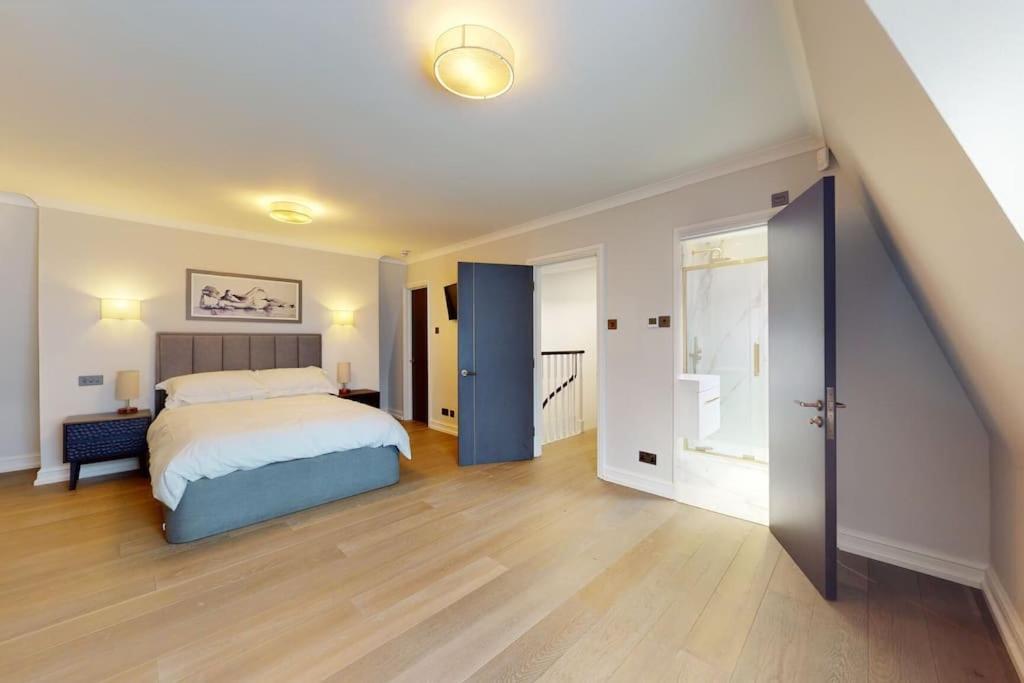 Amazing Newly Refurbished Mews House In W1 * Londen