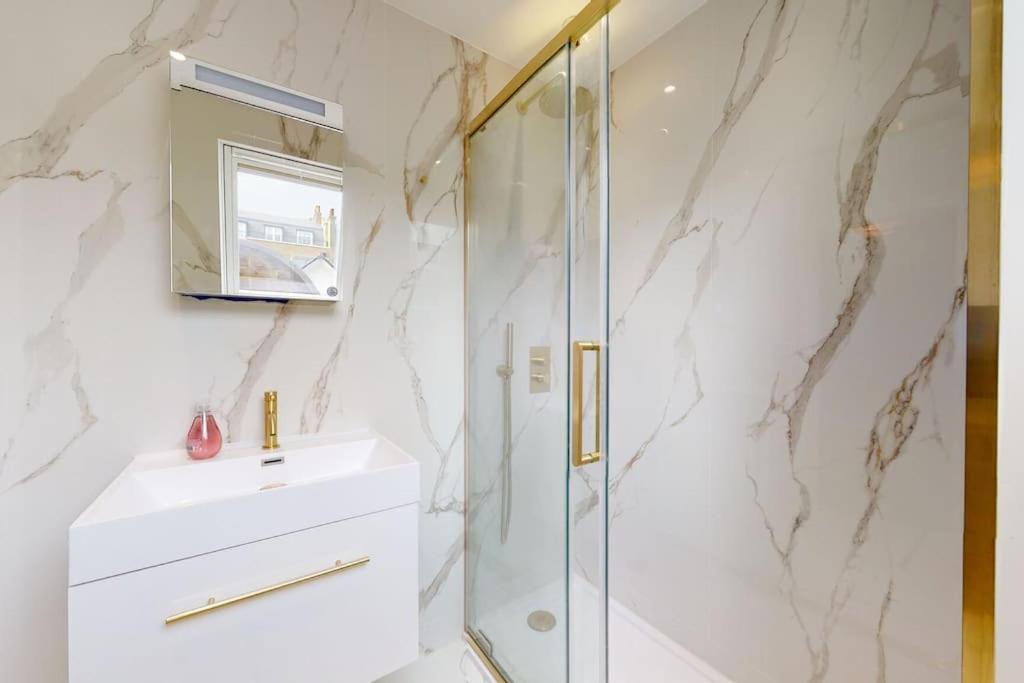 Appartement Amazing Newly Refurbished Mews House In W1 Londen