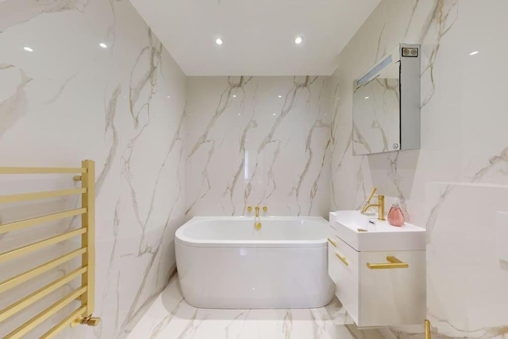 Amazing Newly Refurbished Mews House In W1 Londres