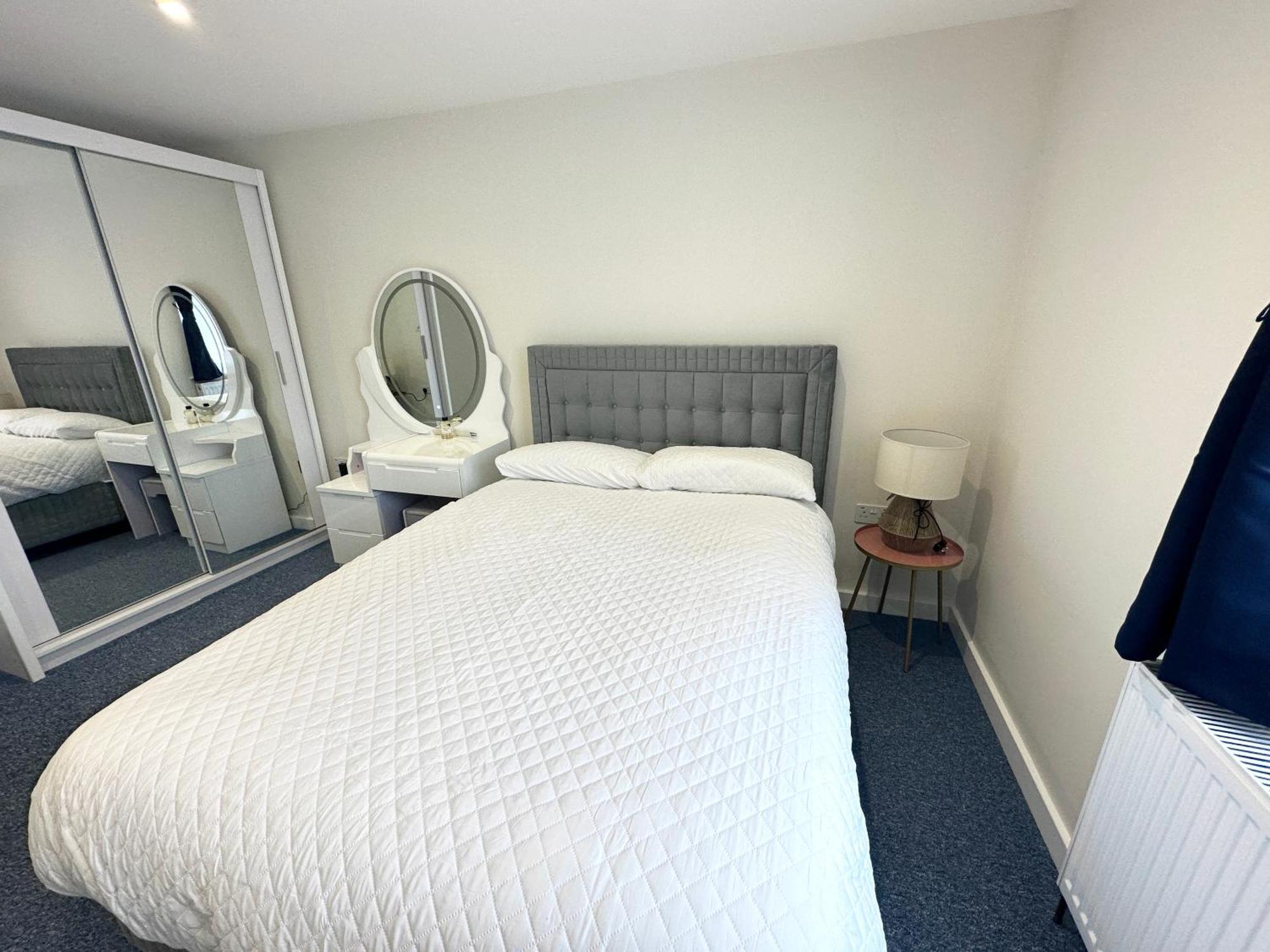 Newly Renovated Bedrooms Near Train And Bus Station Apartment *