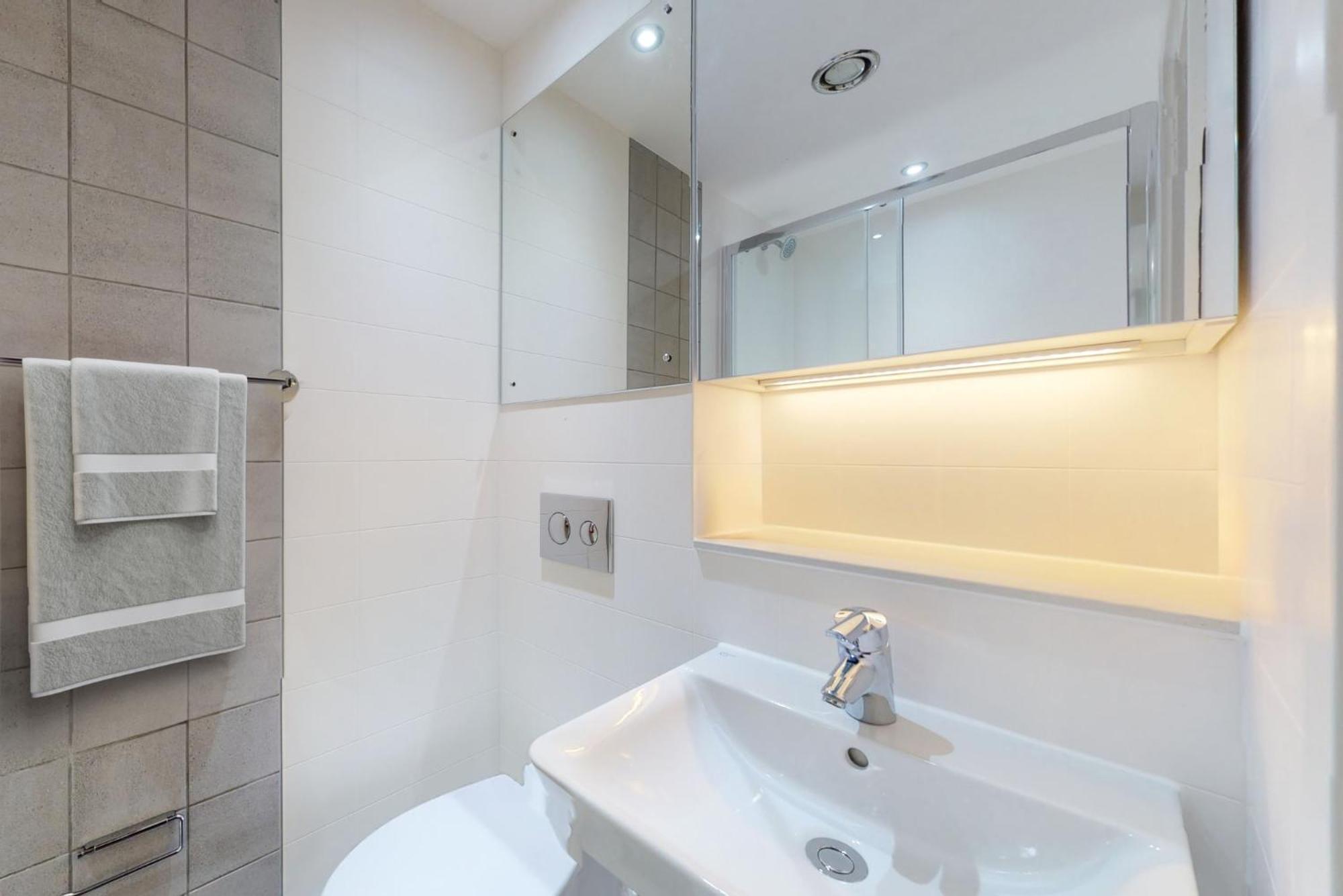 Appartement And Ensuite Bedrooms With Shared Kitchen At Chapter Ealing Right Next To North Acton Tube Station